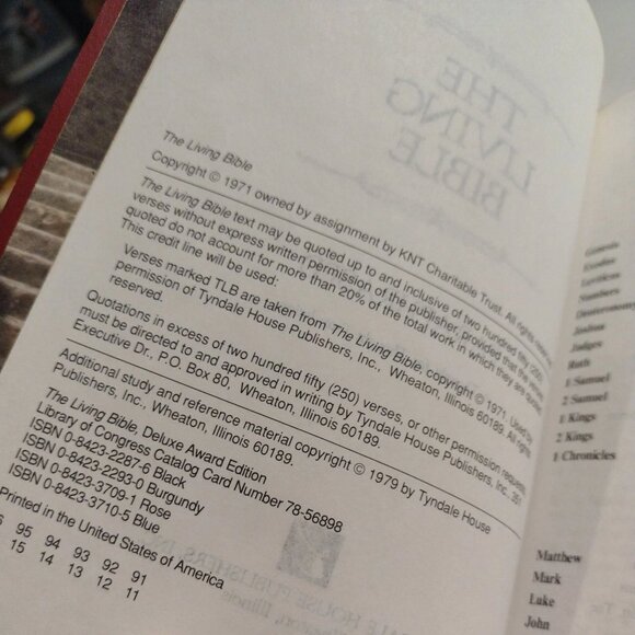 The Living Bible Red Letter Edition Tyndale 1979 Small Print.Any questions feel - Picture 8 of 12